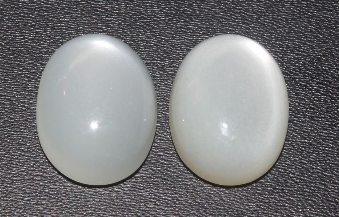 17.83 Cts Natural Moonstone Lot: No Reserve! Title: 17.83 Cts Natural Moonstone Lot Additional Information: Gemstone : Natural Moonstone Shape : Oval Cabochon Weight : 17.83 carats Measurements : 16x12 mm Color : White Number Of Ston