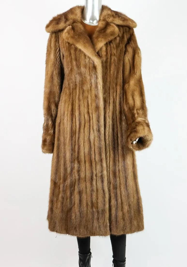 BROWN MINK FUR COAT EU: S; US: 6: Title: BROWN MINK FUR COAT EU: S; US: 6 Aproximate size- EU: S; US: 6 : Important details: Length: 120cm/47.24in -Shoulders width:46cm/18.11in -Sleeve Length:62cm/24.41in -Bust size ( pit to pit x2 ):