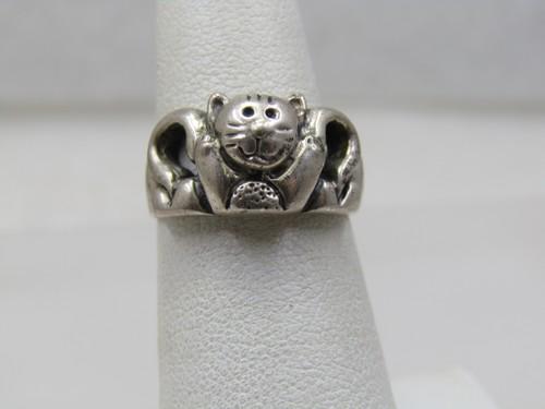 Vintage Sterling Silver Cat Ring, Sz. 6.5: Vintage Sterling Silver Cat Ring, Sz. 6.5. It is appx. 10mm wide with the cat face highest and in the center and scrolled sides that look like the legs with the paws up ront. It is marked .925 and tes