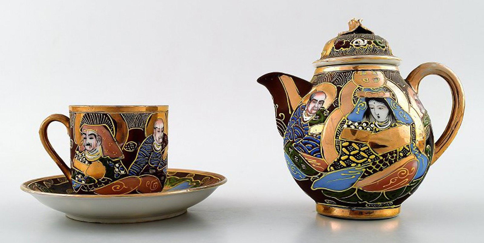 Satsuma egoist tea set. Decorated with people on gold. (1 of 7)
