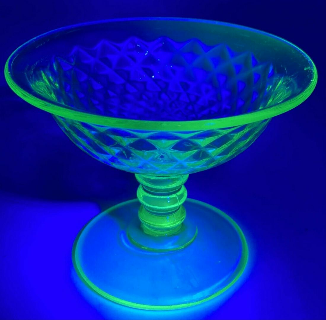 VASELINE GLASS Green Depression Glass Candy dish (1 of 7)