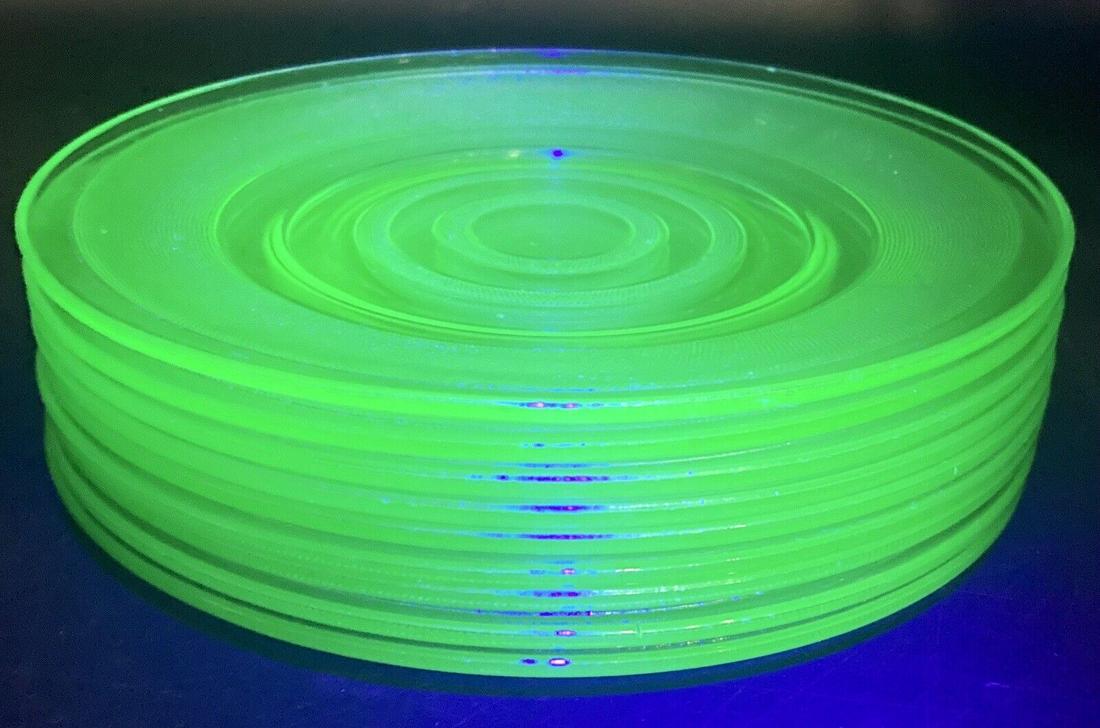 9 ANCHOR HOCKING CIRCLE GREEN URANIUM DEPRESSION GLASS PLATES (1 of 8)