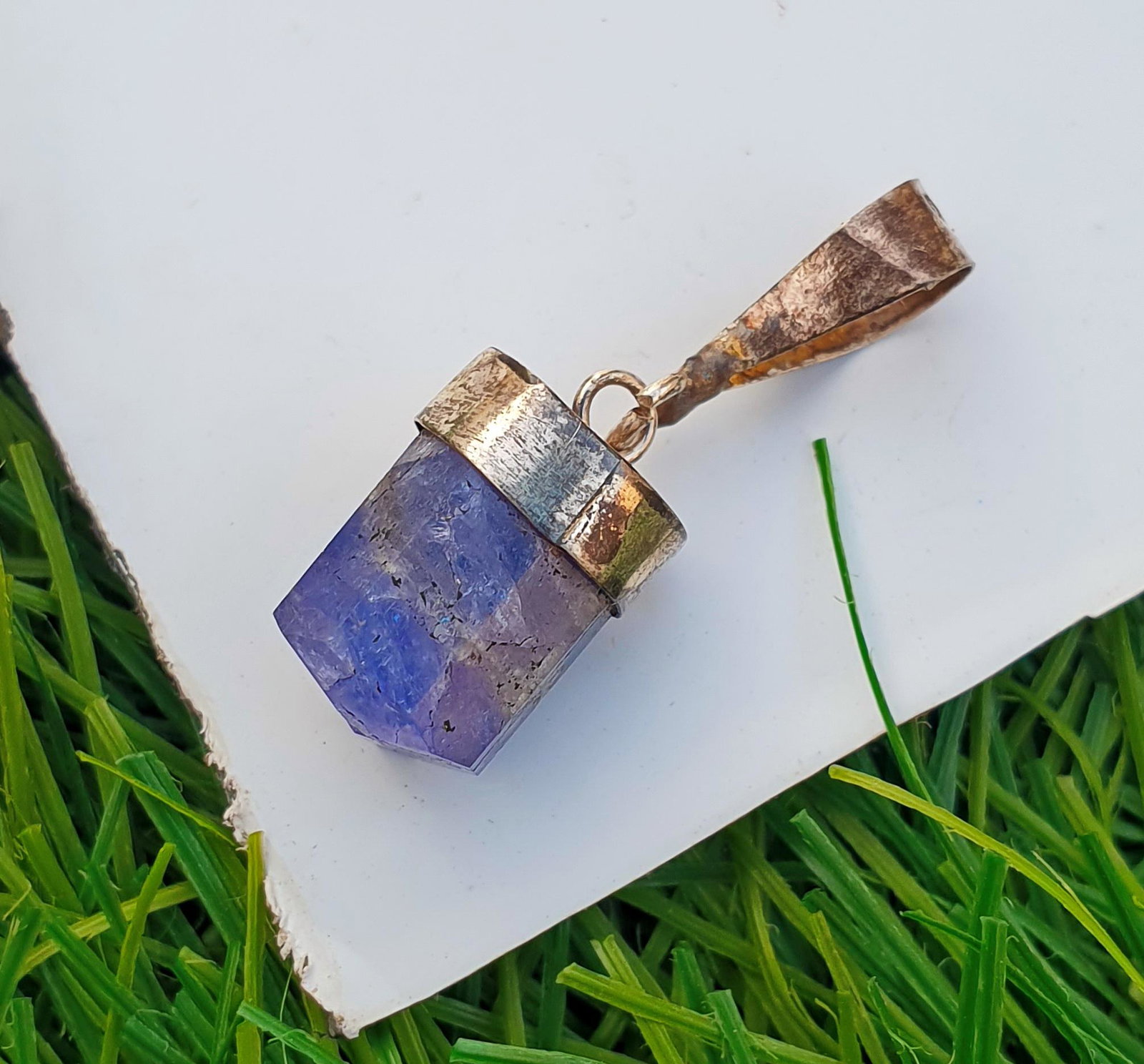 Natural & Unheated Purple Blue Tanzanite Pendant With Silver Cap: Title: Natural & Unheated Purple Blue Tanzanite Pendant With Silver Cap Color/Clarity: Purple Blue Gemstone Type: Pendant Weight: 8.90 Cts Dimensions: 25x9x8 mm Reserve: $15.00 Shipping: Domestic: Fla