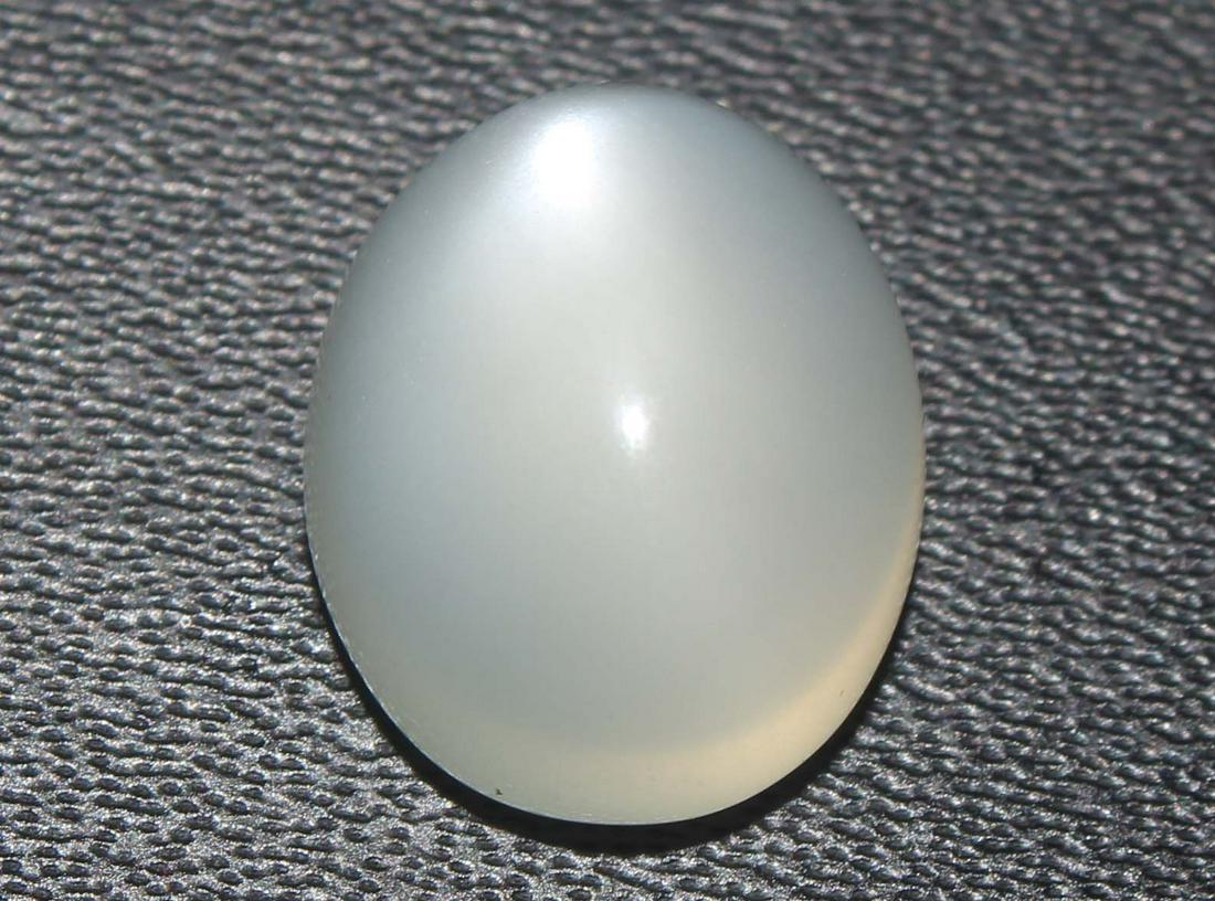 5.77 Cts Natural Moonstone: No Reserve! Title: 5.77 Cts Natural Moonstone Additional Information: Gemstone : Natural Moonstone Shape : Oval Cabochon Weight : 5.77 carats Measurements : 12x10 mm Color : White Transparency : Opaqu
