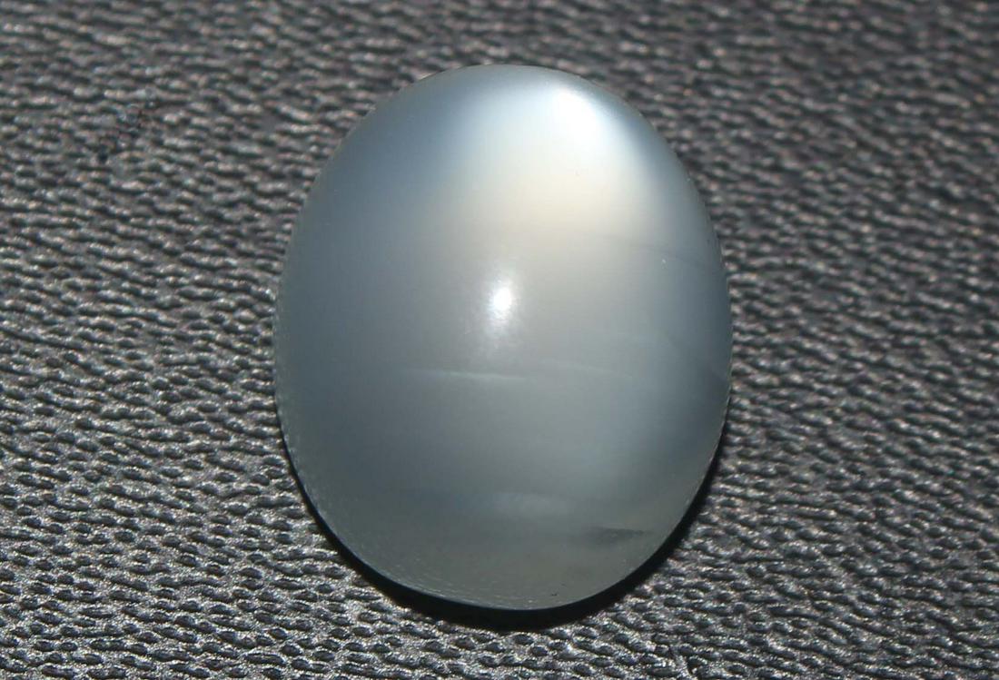 5.57 Cts Natural Moonstone: No Reserve! Title: 5.57 Cts Natural Moonstone Additional Information: Gemstone : Natural Moonstone Shape : Oval Cabochon Weight : 5.57 carats Measurements : 11.12x9.35x7.01 mm Color : White Transparen