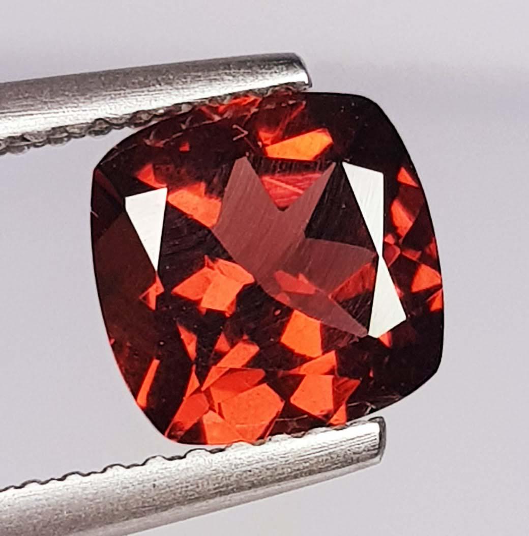 1.73 Ctz Natural Almandite Garnet: No Reserve! Title: 1.73 Ctz Natural Almandite Garnet Color/Clarity: Orange Red / VVS Gemstones: Garnet Carat Weights: 1.73 Size/Dimensions: 7.10 x 7.10 4.10 Additional Information: Square / Nigeria Sh