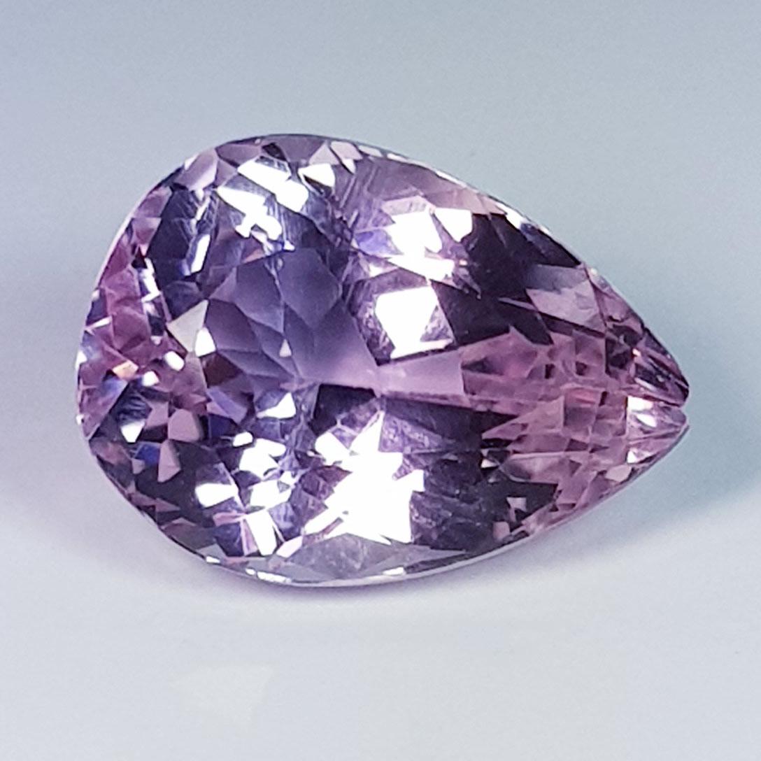 7.50 ctz " Beautiful Pink Gem" Natural Kunzite: No Reserve! Title: 7.50 ctz " Beautiful Pink Gem" Natural Kunzite Color/Clarity: Pink / IF Gemstones: Kunzite Carat Weights: 7.5 Size/Dimensions: 14.00 x 10.30 x 8.00 Additional Information: Pear Cut 