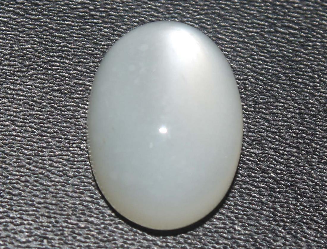 6.11 Cts Natural Moonstone: No Reserve! Title: 6.11 Cts Natural Moonstone Additional Information: Gemstone : Natural Moonstone Shape : Oval Cabochon Weight : 6.11 carats Measurements : 14x10 mm Color : White Transparency : Opaqu