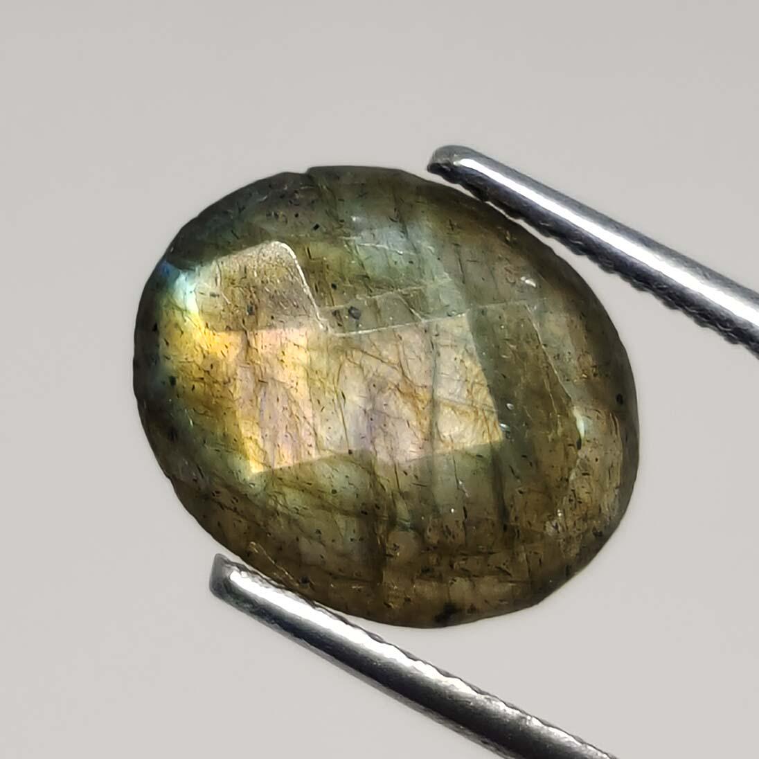 3 ct Natural Faceted Labradorite: No Reserve! Title: 3 ct Natural Faceted Labradorite Additional Information: Gemstones: Labradorite Carat Weights: 3 ct Size/Dimensions: 11 x 9 mm Origin : India Materials & Techniques: Labradorite Shi