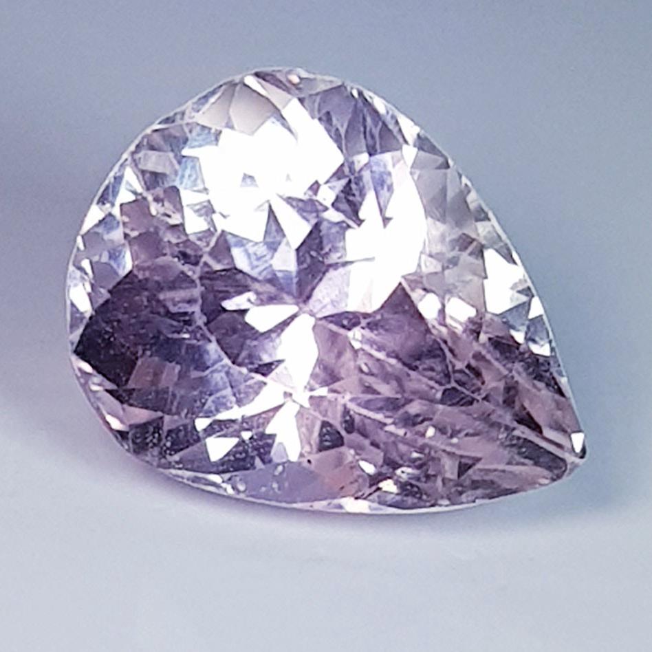 7.10 ctz " Beautiful Pink Gem" Natural Kunzite: No Reserve! Title: 7.10 ctz " Beautiful Pink Gem" Natural Kunzite Color/Clarity: Pink / IF Gemstones: Kunzite Carat Weights: 7.1 Size/Dimensions: 12.90 x 10.10 x 9.00 Additional Information: Pear Cut 