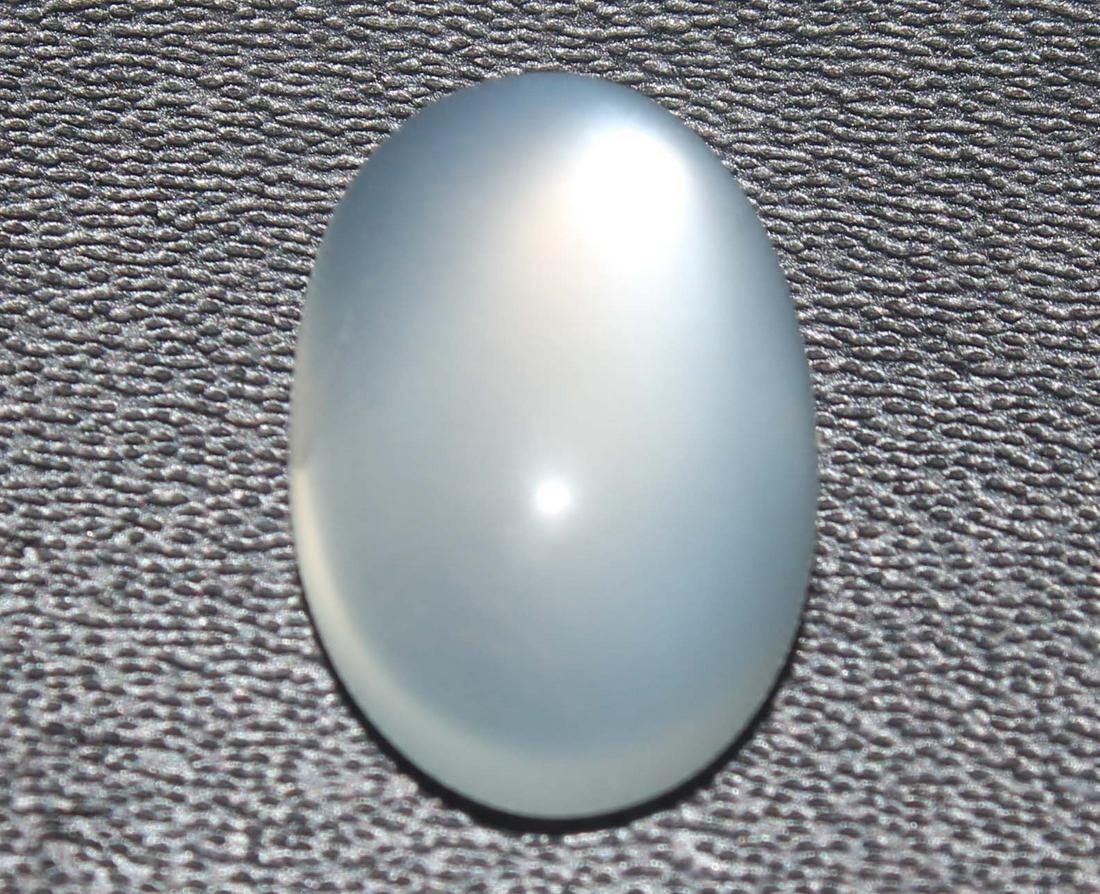 5.30 Cts Natural Moonstone: No Reserve! Title: 5.30 Cts Natural Moonstone Additional Information: Gemstone : Natural Moonstone Shape : Oval Cabochon Weight : 5.30 carats Measurements : 13.47x9.30x5.55 mm Color : White Transparen