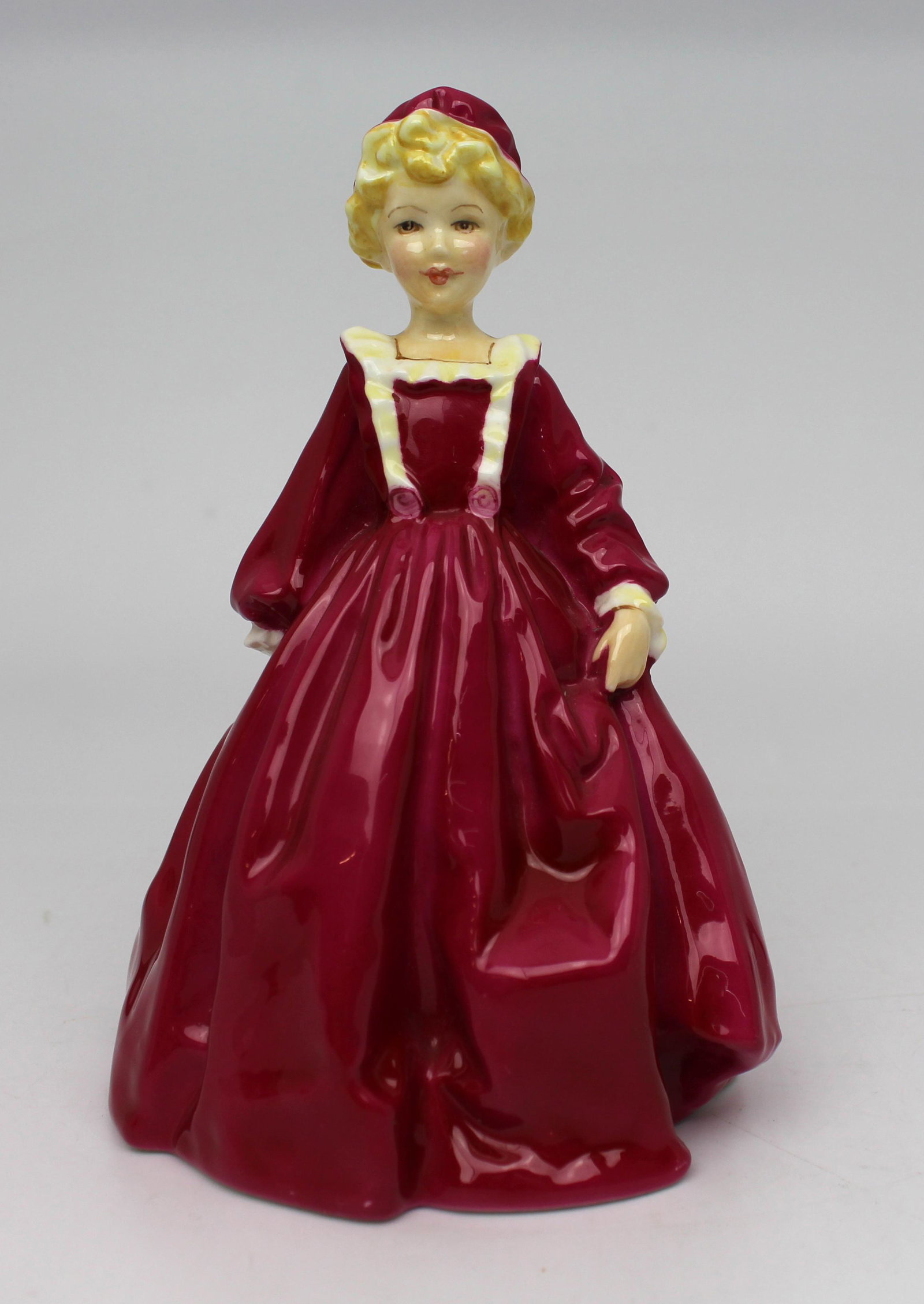 Royal Worcester Figurine Red Grandmothers Dress: Royal Worcester Figurine Red Grandmothers Dress Royal Worcester, 20th century Claret Grandmothers Dress 3081 Height: 15 cm / 6 in First quality black backstamp Very good condition. No chips, cracks, r