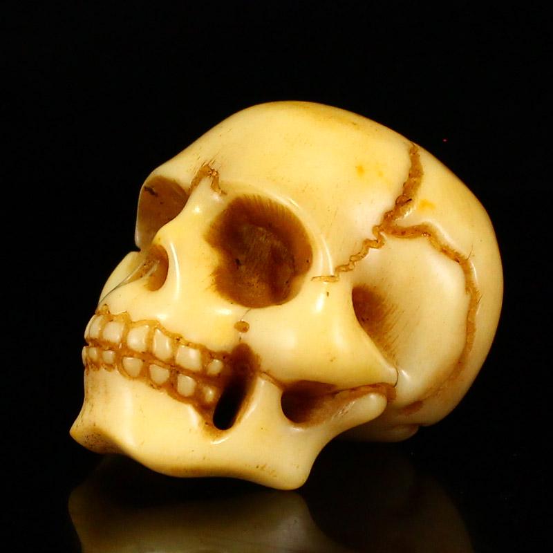 Vintage Bone Carved Skull Head Statue: Title: Vintage Bone Carved Skull Head Statue Date Period: After 1900 Origin: Materials: Bone Dimensions: 44 x 41 x 40(mm) 1.73 x 1.61 x 1.57(inches) Weight: 0.14 lbs/63 g Additional Information: N/A R