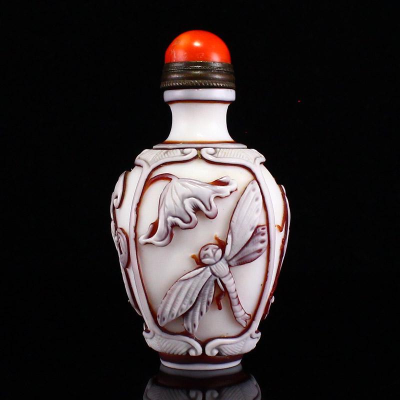 Vintage Chinese Peking Glass Relief Snuff Bottle: Title: Vintage Chinese Peking Glass Relief Snuff Bottle Date Period: After 1900 Origin: Chinese Materials: Glass Dimensions: 80x42x42(mm) 3.15x1.65x1.65(inches) Weight 0.15 lbs/68 g Additional Informa