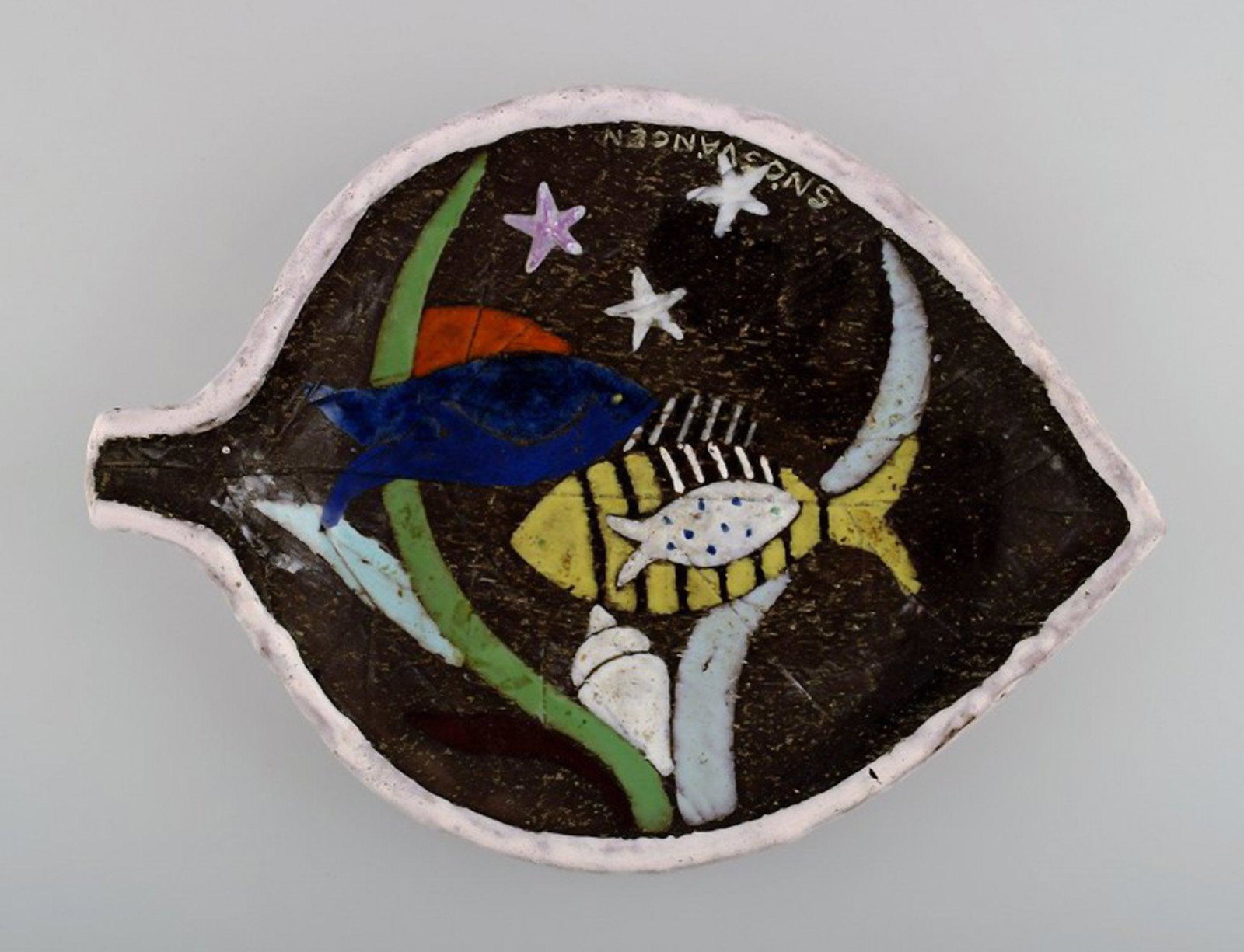 Anna-Lisa Thomson for Upsala-Ekeby ceramic bowl.: Anna-Lisa Thomson for Upsala-Ekeby ceramic bowl decorated with fish. Sweden mid. 20 c. In perfect condition. Measures 33 cm. X 25 cm. X 5 cm. Stamped: UE Alt. Reserve: $294.00 Shipping: Domestic: Ship