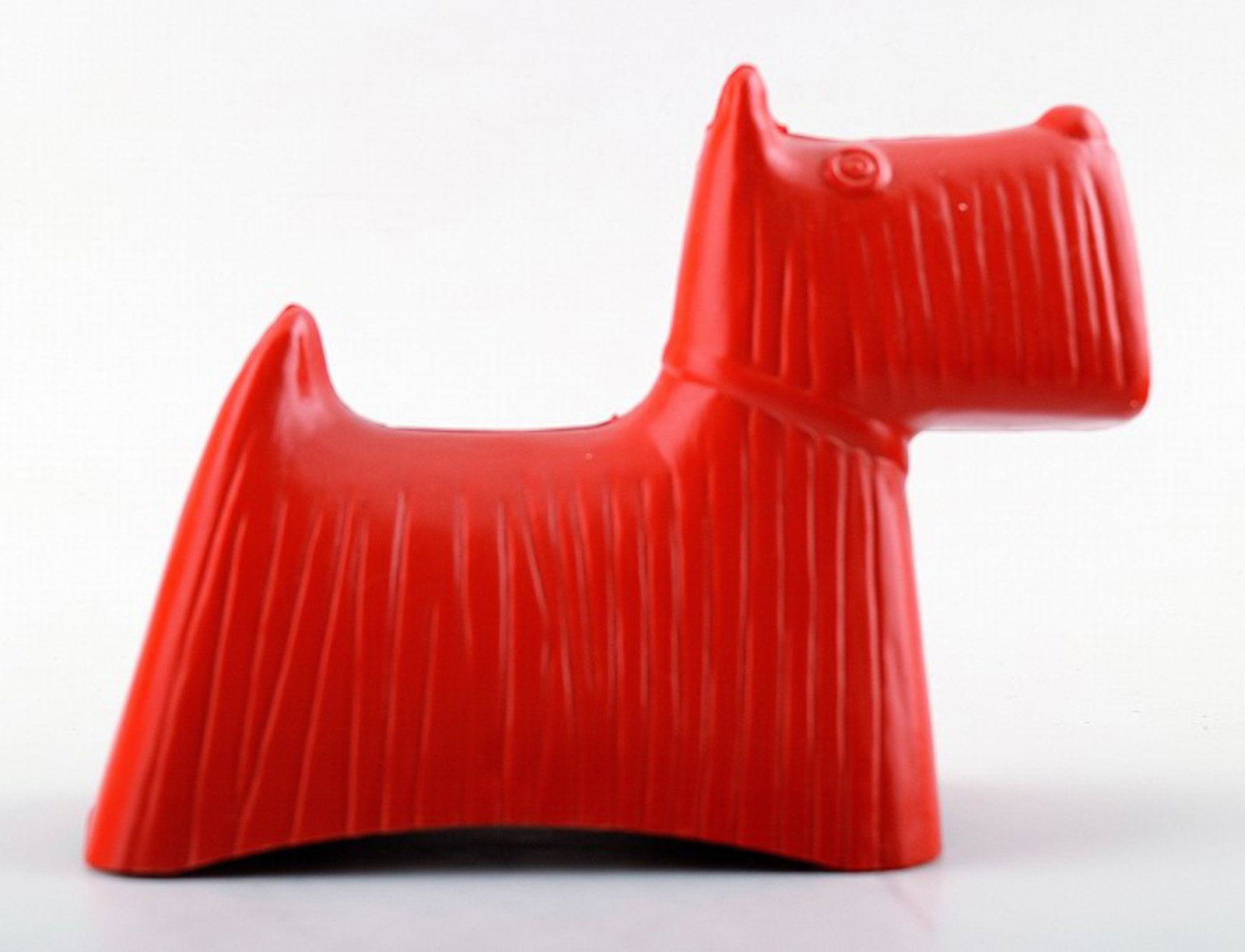 Stig Lindberg money box, red Scottie. Made of hard plastic.: Title: Stig Lindberg money box, red Scottie. Made of hard plastic. Description: Stig Lindberg money box, red Scottie. Made of hard plastic. Designed for Handelsbanken's 90th anniversary in 1961. 14 cm
