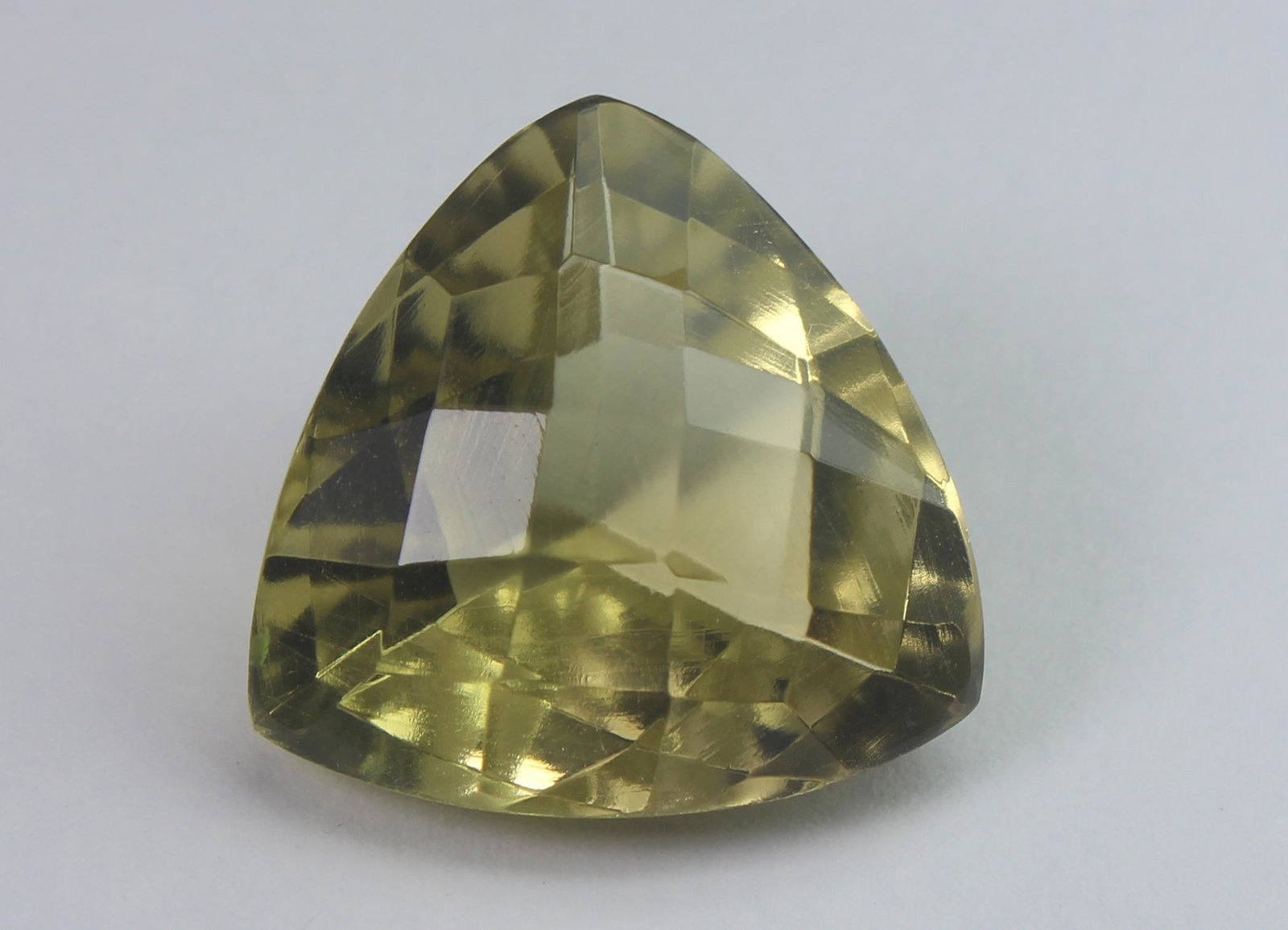 18.88cts Natural Lemon Quartz: No Reserve! Title: 18.88cts Natural Lemon Quartz Additional Information: Gemstone: Natural Lemon Quartz Origin: Africa Weight : 18.88 carats Measurements : 19x19 mm Shape / Cut : Trillion Cut Colour: 