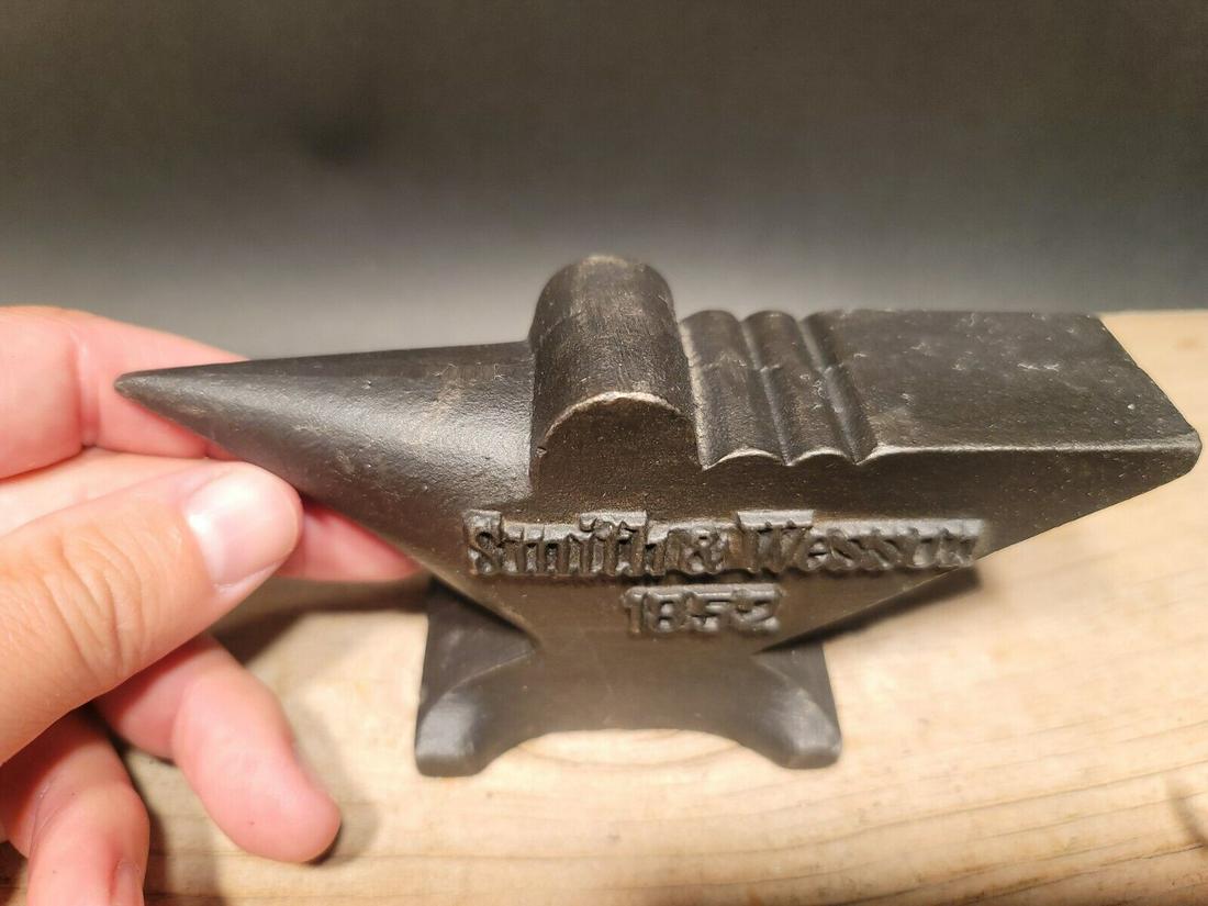 Cast Iron Smith & Wesson Miniature Anvil (1 of 10)