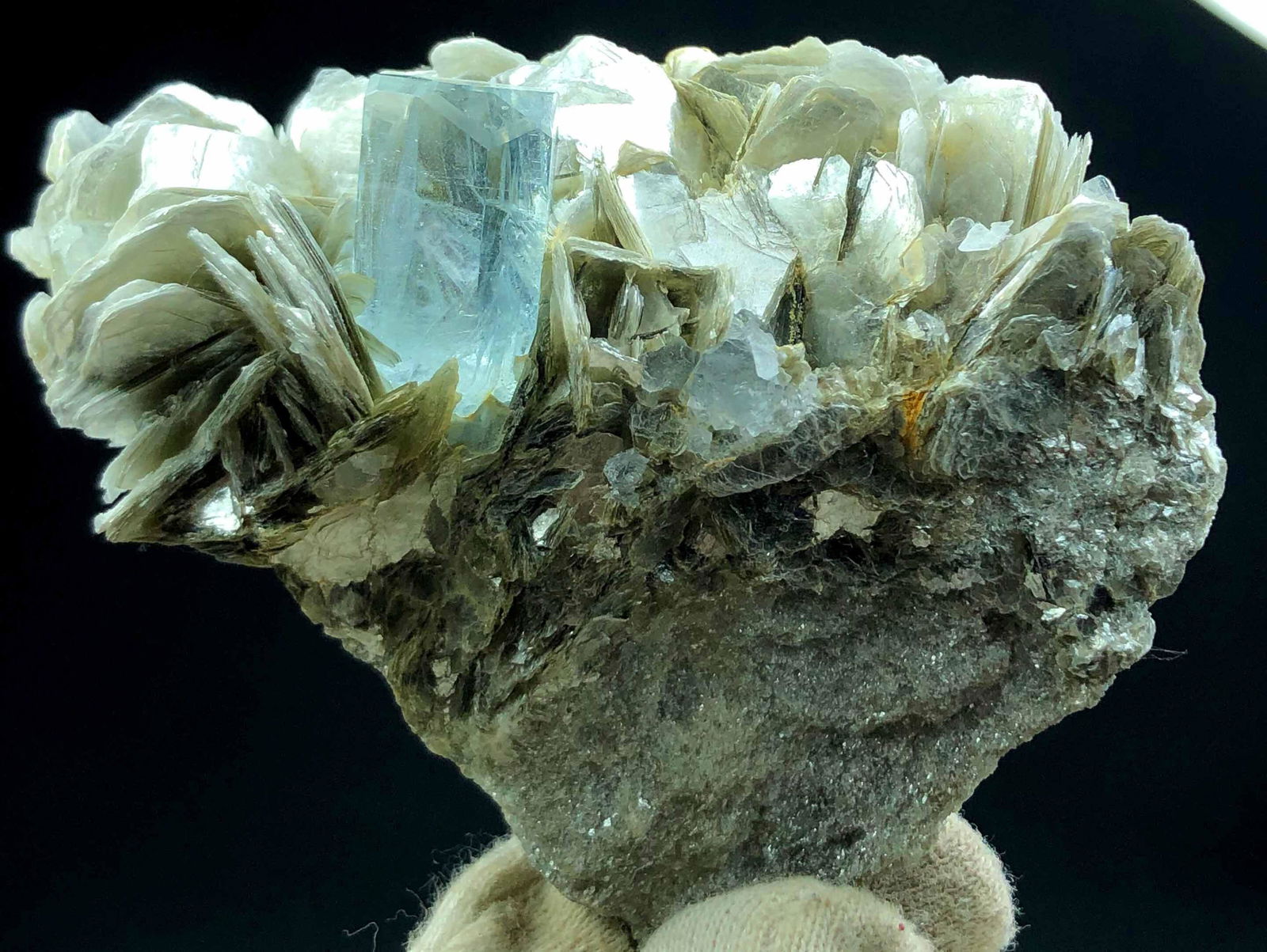 Natural Aquamarine Crystals with Mica Mineral Specimen from Gilgit Pakistan 165 GRAM 83*68*48mm (1 of 7)