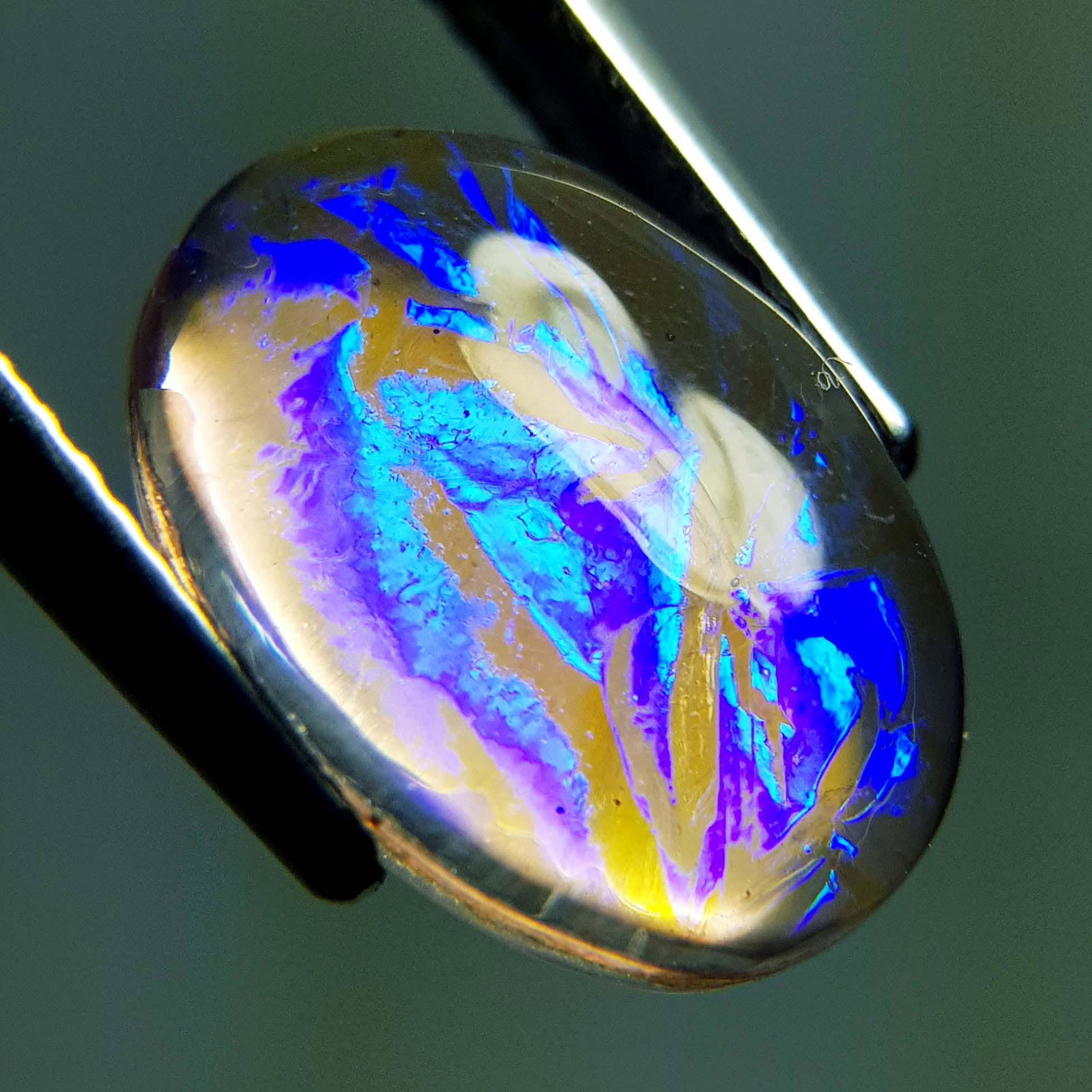 5.76 Ctz Australian Doublet Opal: No Reserve! Title: 5.76 Ctz Australian Doublet Opal Color/Clarity: Play Of Colors / Transparent Gemstones: Opal Doublet Carat Weight: 5.76 Size/Dimension: 14.00 x 10.00 x 5.50 Additional Information: 