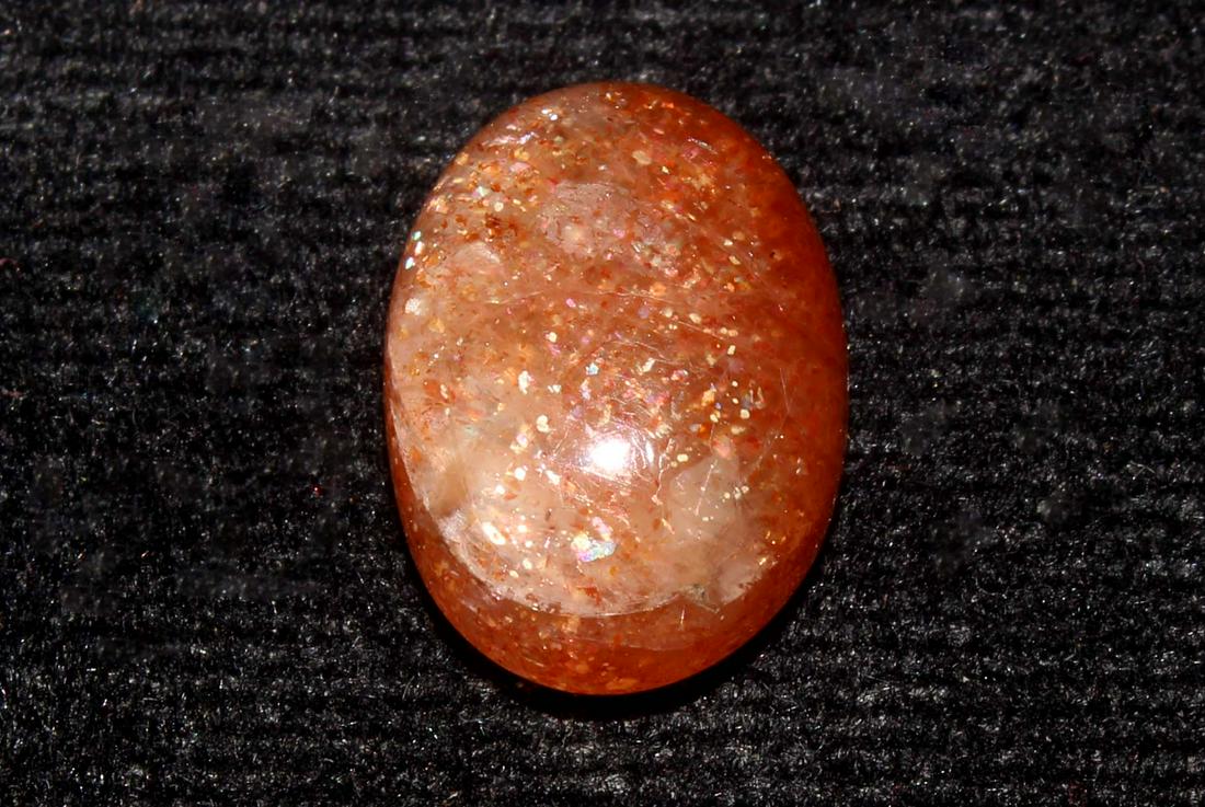 8.13 CtsNatural Sunstone: No Reserve! Title: 8.13 CtsNatural Sunstone Additional Information: Gemstone : Natural Sunstone Origin : Africa Weight : 8.13 Carats Dimensions : 14.73x11.78x6.48 mm Shape : Oval Cabochon Color : Oran