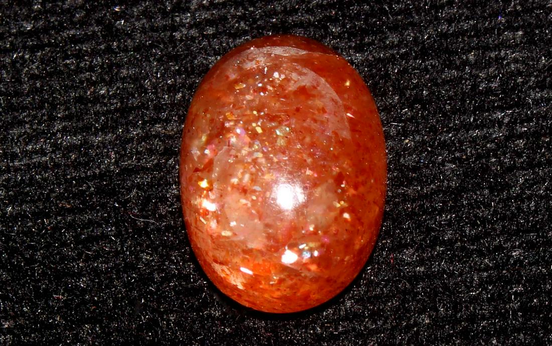 6.07 CtsNatural Sunstone: No Reserve! Title: 6.07 CtsNatural Sunstone Additional Information: Gemstone : Natural Sunstone Origin : Africa Weight : 6.07 Carats Dimensions : 13.44x9.65x6.07 mm Shape : Oval Cabochon Color : Orang