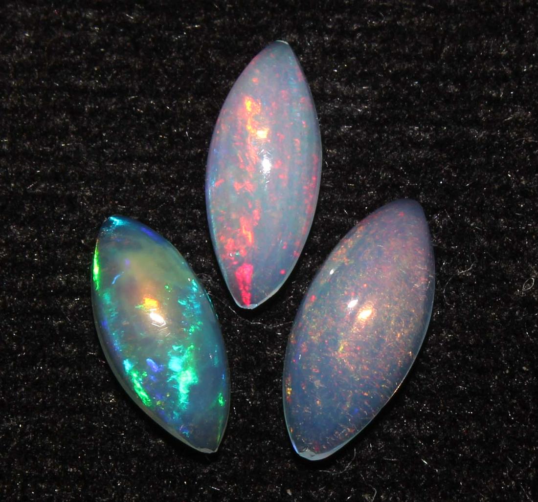 9.77 Cts Natural Sunstone: No Reserve! Title: 9.77 Cts Natural Sunstone Additional Information: Gemstone : Natural Sunstone Origin : Africa Weight : 9.77 Carats Dimensions : 15.11x11.42x6.91 mm Shape : Oval Cabochon Color : Ora