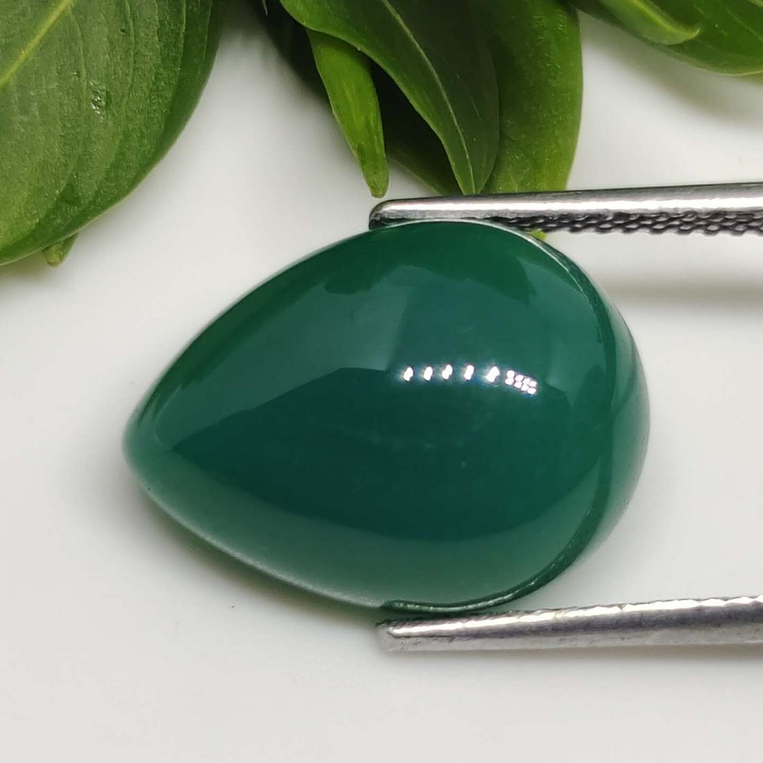 8.15 ct Natural Green Onyx: No Reserve! Title: 8.15 ct Natural Green Onyx Additional Information: Gemstones: Onyx Carat Weights: 8.15 ct Size/Dimensions: 15.30 x 11.50 x 6.20 mm Materials & Techniques: Onyx Shipping: Domestic: F