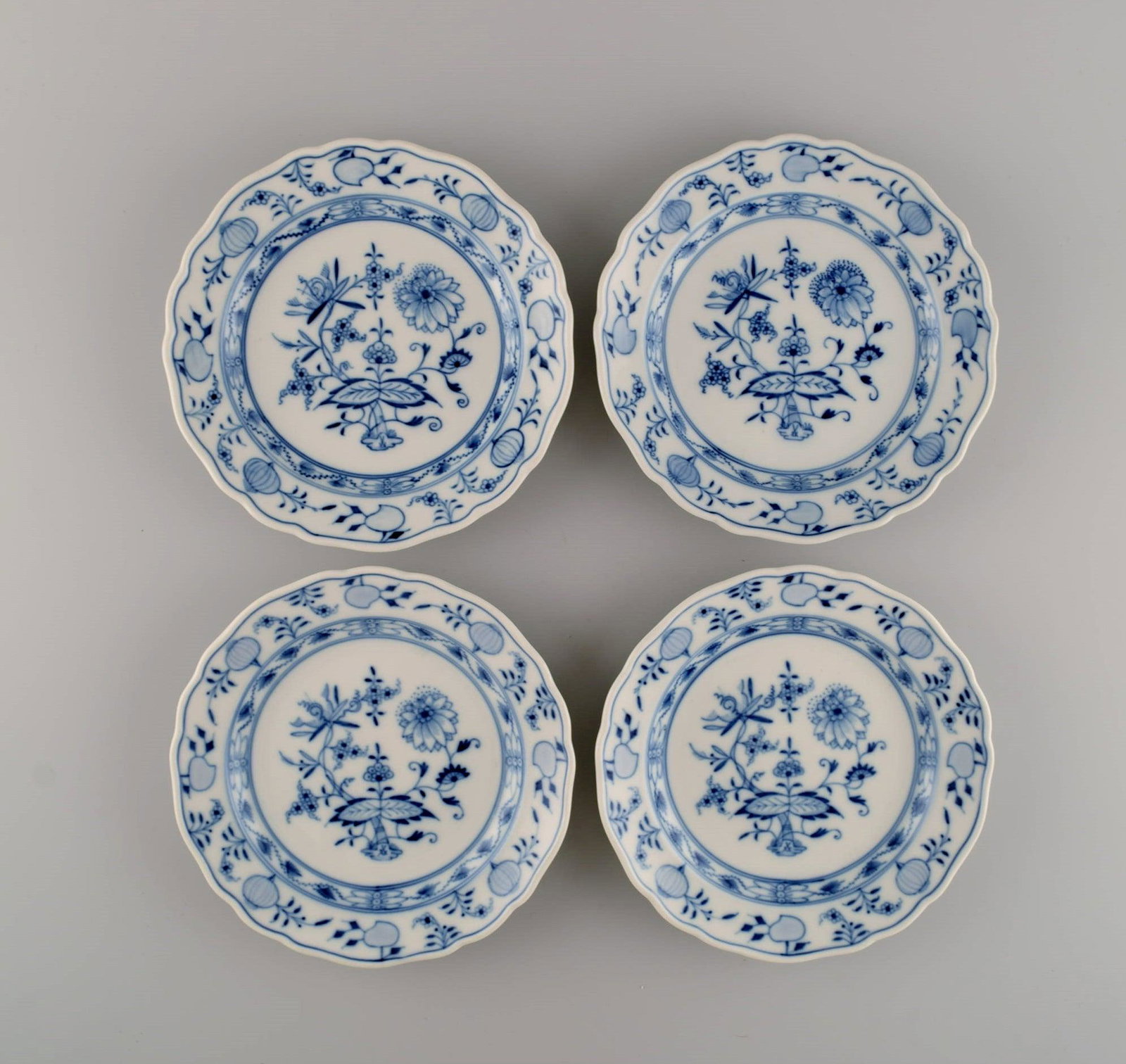Four antique Meissen Blue Onion plates in hand-painted porcelain. Approx. 1900.: Four antique Meissen Blue Onion plates in hand-painted porcelain. Approx. 1900. Diameter: 18 cm. In excellent condition. Stamped. 3rd factory quality. Reserve: $189.00 Shipping: Domestic: Shipping rat