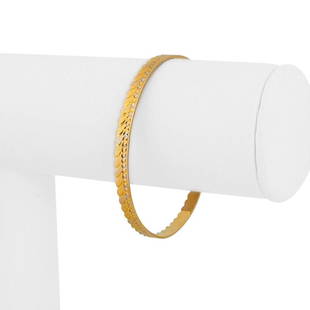 22k Yellow and White Gold 12.6g Solid 4mm Fancy Small Bangle Bracelet 6.75": Details Condition: Excellent Condition, Professionally Cleaned and Polished Metal: 22k Gold (Marked, and Professionally Tested) Weight: 12.6g Length: 6.75 Inches Inner Circumference (2.15"