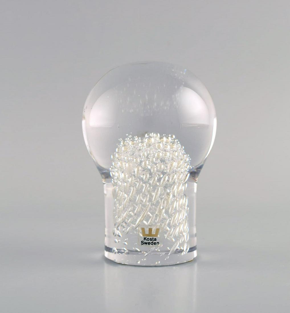 Göran Wärff for Kosta Boda. Sculpture / paper weight in clear mouth-blown art glass with: Title: Göran Wärff for Kosta Boda. Sculpture / paper weight in clear mouth-blown art glass with inlaid bubbles. Swedish design, 1970/80s. Description: Göran Wärff for Kosta Boda. S