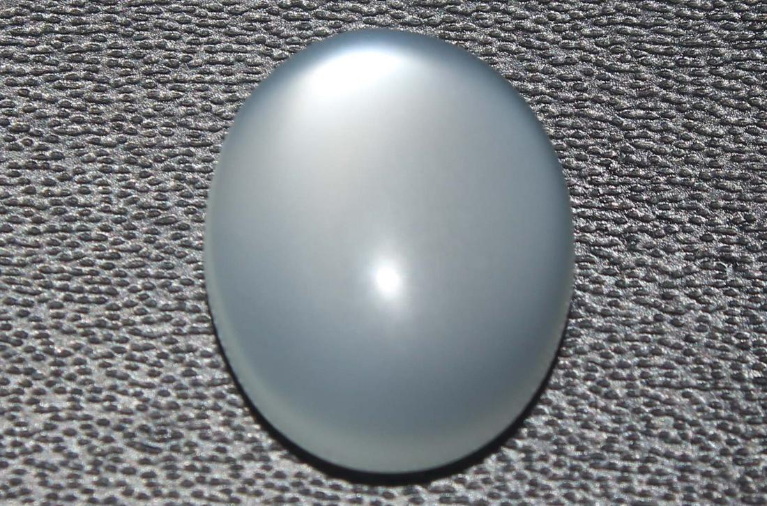 4.54 Cts Natural Moonstone: No Reserve! Title: 4.54 Cts Natural Moonstone Additional Information: Gemstone : Natural Moonstone Shape : Oval Cabochon Weight : 4.54 carats Measurements : 12x10 mm Color : White Transparency : Opaqu