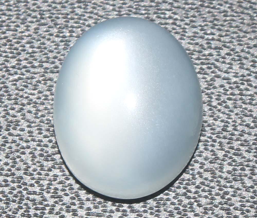 4.48 Cts Natural Moonstone: No Reserve! Title: 4.48 Cts Natural Moonstone Additional Information: Gemstone : Natural Moonstone Shape : Oval Cabochon Weight : 4.48 carats Measurements : 11.54x9.37x5.57 mm Color : White Transparen