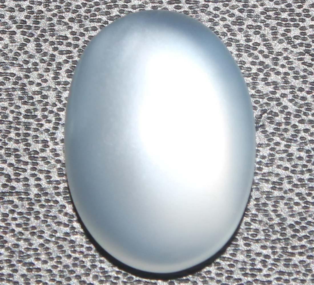 4.30 Cts Natural Moonstone: No Reserve! Title: 4.30 Cts Natural Moonstone Additional Information: Gemstone : Natural Moonstone Shape : Oval Cabochon Weight : 4.30 carats Measurements : 13.46x9.75x4.29 mm Color : White Transparen