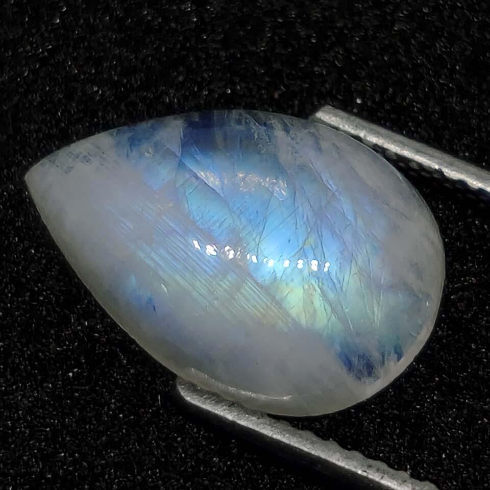 3.70 ct Natural White Rainbow Moonstone: No Reserve! Title: 3.70 ct Natural White Rainbow Moonstone Additional Information: Gemstones: Rainbow Moonstone Carat Weights: 3.70 ct Size/Dimensions:13 X 9 mm Origin : India Materials & Techniques: