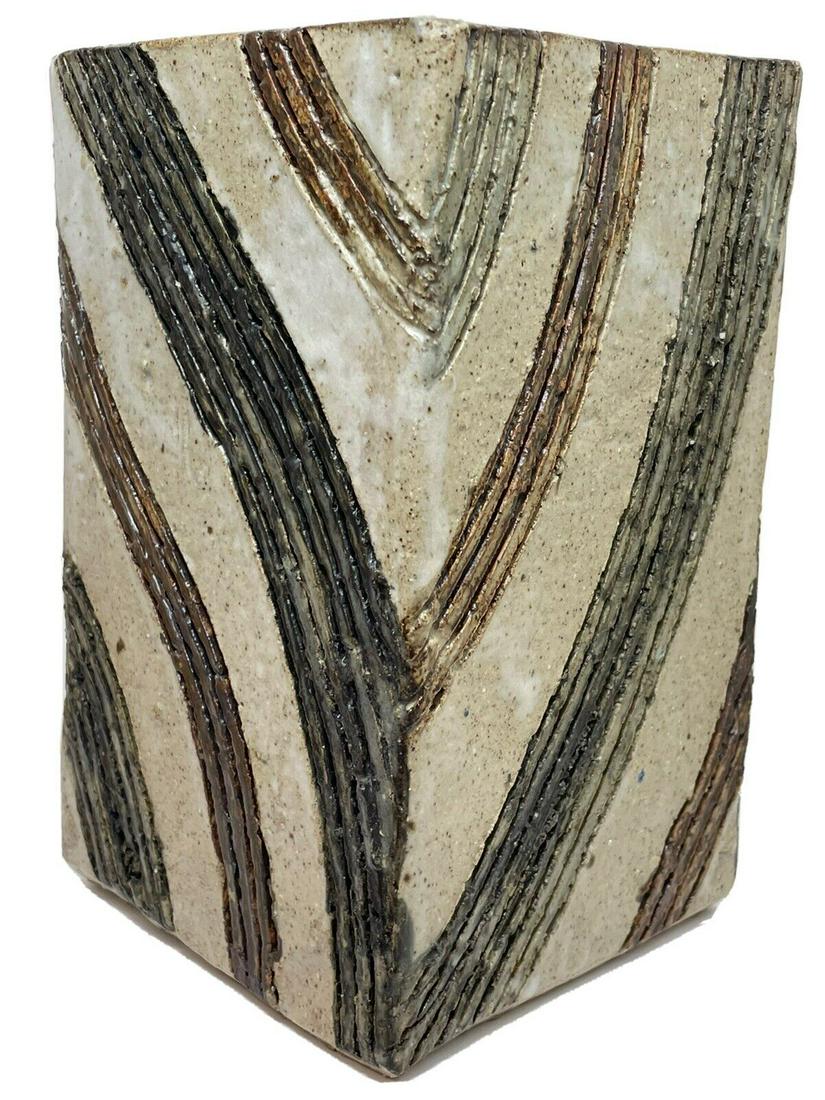 Vintage Collectible Cornish Studio Pottery Vase: Vintage Collectible Cornish Studio Pottery Vase Troika Style 1 Vintage Collectible Cornish Studio Pottery Vase. Featuring an Abstract line design pattern on the surface. Cornish studio pottery unknown
