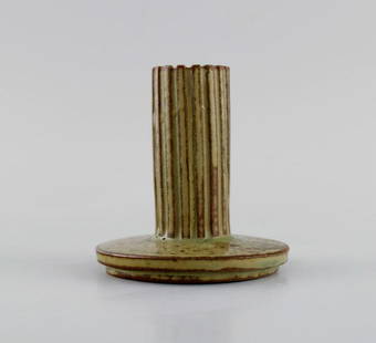 Arne Bang (1901-1983), Denmark. Candle holder in glazed ceramics. Fluted body and beautiful glaze in: Arne Bang (1901-1983), Denmark. Candle holder in glazed ceramics. Fluted body and beautiful glaze in light earth tones. Mid-20th century. Model number 133. Measures: 9 x 9 cm. In excellent condition.