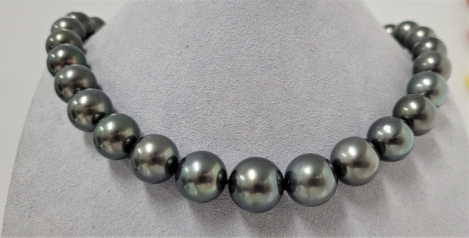 Huge 12x15mm Peacock Tahitian Pearls - Necklace: Title: Huge 12x15mm Peacock Tahitian Pearls - Necklace Dimension: 44cm Additional Information: A luxury pearl necklace, made with lustrous round Tahitian pearls, and completed with a solid invisible c