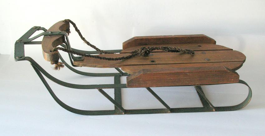 Wonderful small size vintage wood & metal sled. (1 of 4)