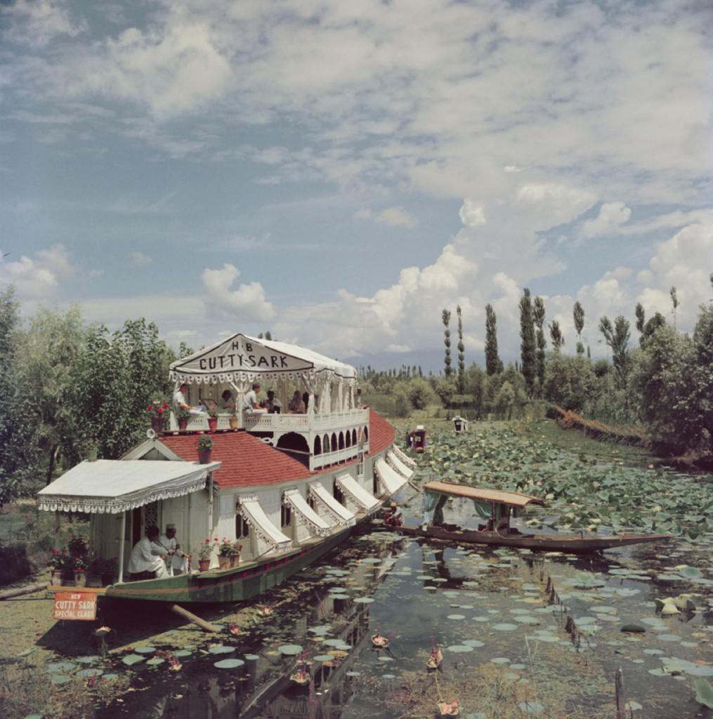 Slim Aarons Estate Print - Jhelum River 1961 - Oversize 1961 (Printed later) (1 of 3)
