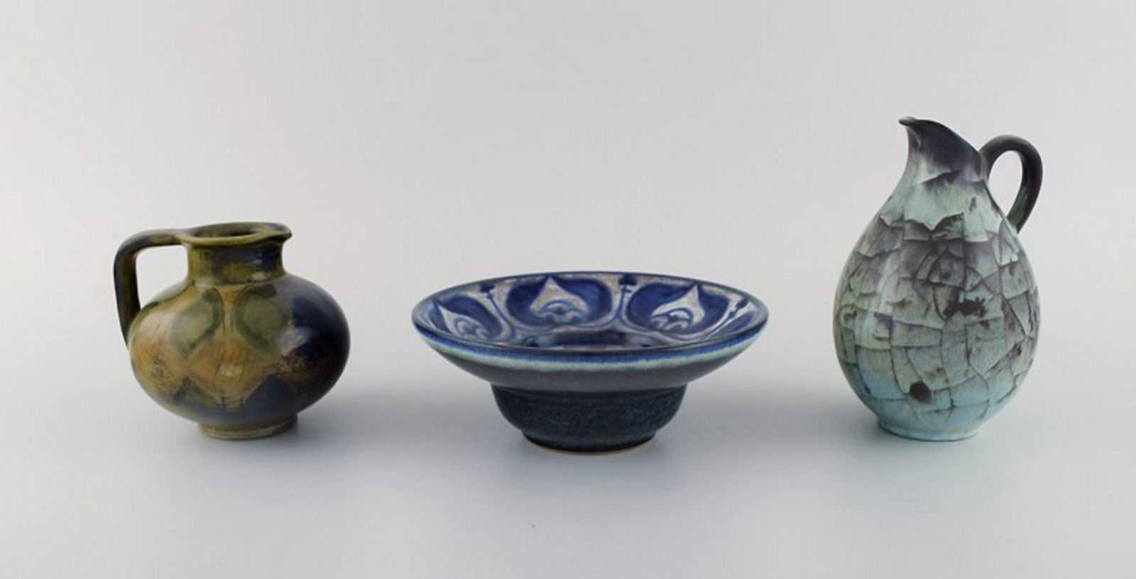 Michael Andersen, Denmark. Two jugs and a bowl in glazed ceramics. 1950s.: Michael Andersen, Denmark. Two jugs and a bowl in glazed ceramics. 1950s. Largest jug measures: 14 x 9.5 cm. The bowl measures: 16 x 6 cm. In very good condition. Stamped. Reserve: $175.00 Shipping: D