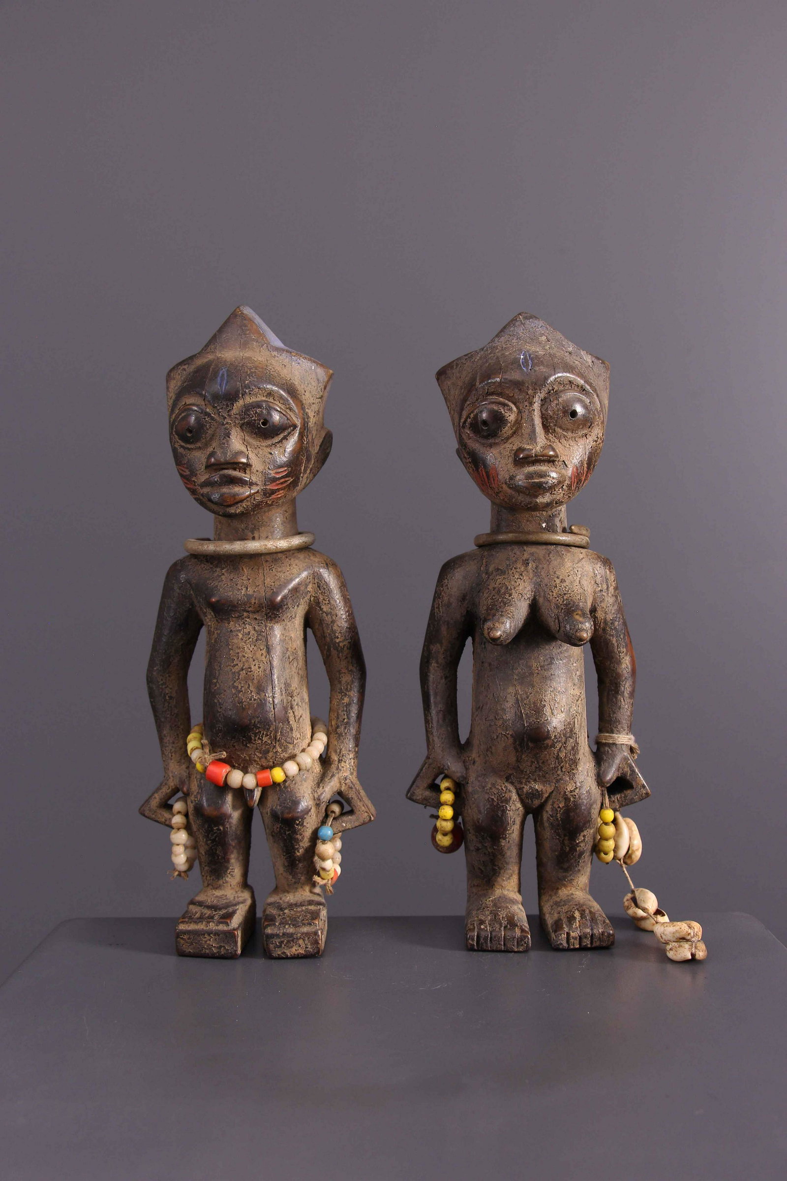 Ibedji couple - Nigeria - African Art Tribal Art: Title: Ibedji couple - Nigeria - African Art Tribal Art Date/Period: Second half 20th century Origin: Nigeria Dimension: 9,84 Inch Materials: Wood, pearls, cauris Weight: 1,76 Pounds Item type: Statue