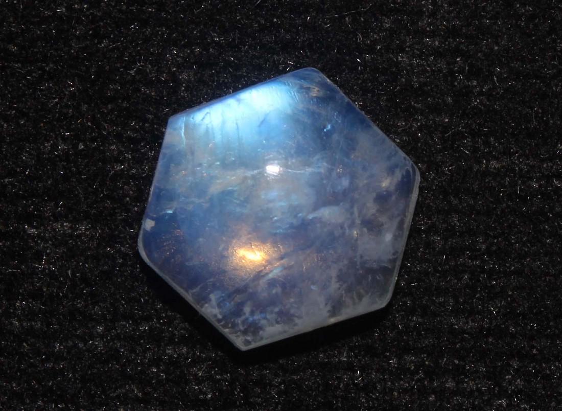 3.90 Cts Natural Rainbow Moonstone: No Reserve! Gemstone: Natural Rainbow Moonstone Shape and cut: Hacksagon Cabochan Weight: 3.90 carats Measurements: 11.38x9.83x4.36 mm Color: White Transparency: Transparent Treatment: No Treatment Or