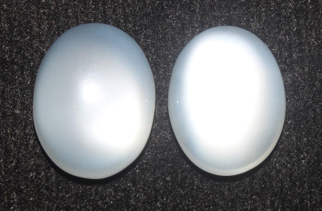 8.19 Cts Natural Moonstone Lot: No Reserve! Gemstone: Natural Moonstone Shape: Oval Cabochon Weight: 8.19 carats Measurements: 11x8 mm Color: White Number Of Stone: 2 Treatment: Translucent Transparency: Translucent Origin: India Cl