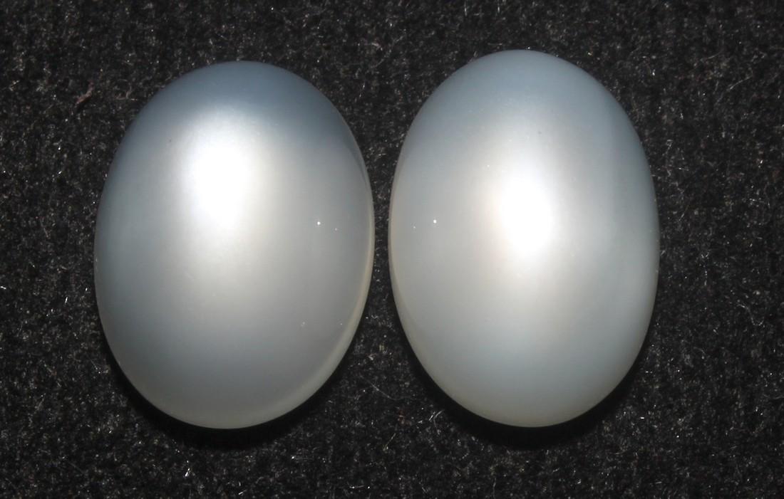 6.93 Cts Natural Moonstone Lot: No Reserve! Gemstone: Natural Moonstone Shape: Oval Cabochon Weight: 6.93 carats Measurements: 10.75x7.80x5.64 mm , 10.60x7.95x5.30 mm Color: White Number Of Stone: 2 Treatment: Translucent Transparen