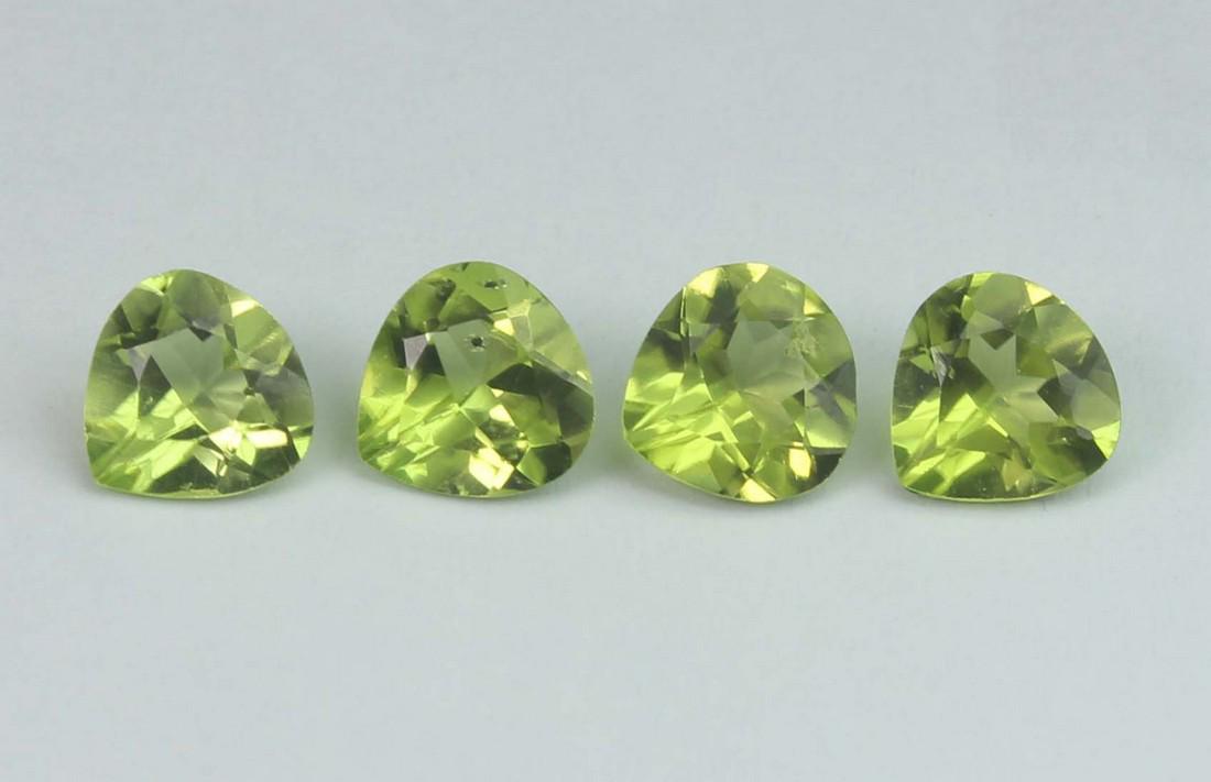 2.75 cts Natural Peridot set (1 of 2)
