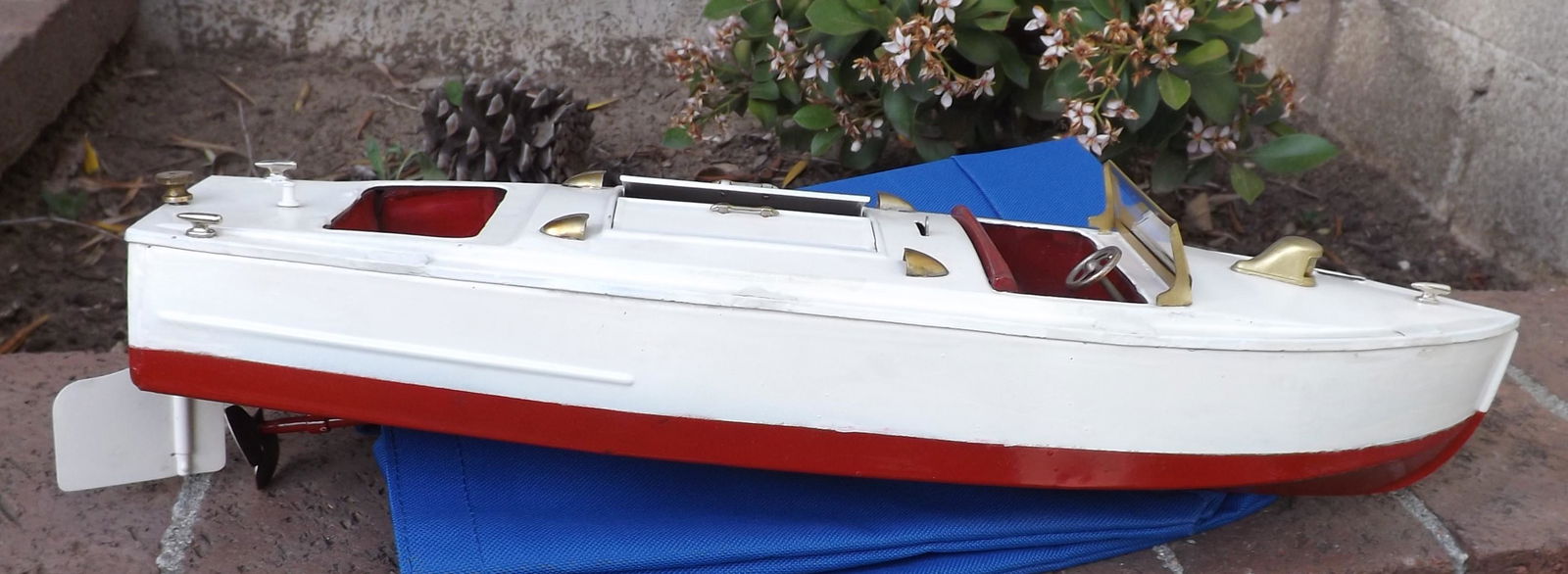 Late 1950's , 18" Lionel Craft Speedboat, like new,clockwork motor,complex cam driven rudder steers: Late 1950's , 18" Lionel Craft Speedboat, like new,clockwork motor,complex cam driven rudder steers the boat away from the shore, makes a 90 degree turn parallel to the shore followed by a second 90 d