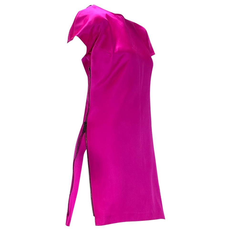F/W 2001 Vintage Tom Ford for Gucci Hot Pink Dress with Exposed Zipper: F/W 2001 Tom Ford for Gucci Hot Pink Dress with Exposed Zipper Featured on runway and ad campaign IT Size 40 Excellent condition Reserve: $3,497.00 Shipping: Domestic: Shipping rates are determined by