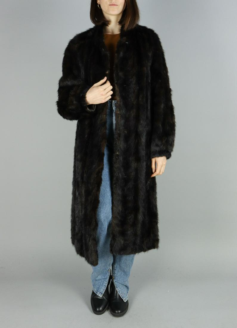 BROWN MINK FUR COAT EU: XL;US 20: Title: BROWN MINK FUR COAT EU: XL;US 20 Size/Dimensions: Aproximate size: EU: XL;US 20 : Important details: Length: 115cm/45.28in -Shoulders width:48cm/18.9in -Sleeve Length:58cm/22.83in -Bust size (