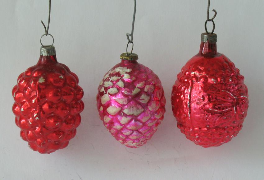 Antique Group Of 3 Feather Tree Christmas Ornaments: Title: Antique group of 3 feather tree Christmas ornaments. Circa: 1920's Dimension: 2" Additional Information: Antique group of 3 feather tree Christmas ornaments in great original condition. Shippin